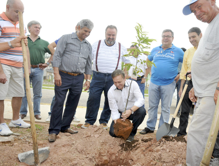 Prefeito Pedro Bigardi também plantou árvore