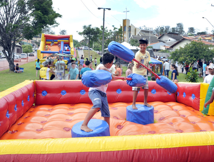Crianças brincam durante evento da Secretaria de Esportes