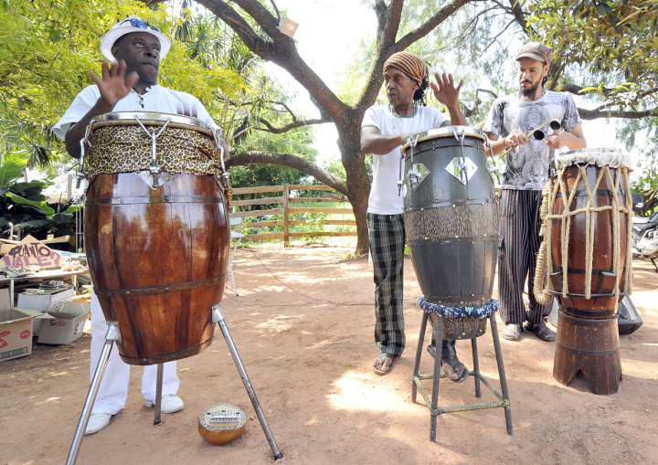 Ritmos africanos tomam conta do sarau no barracão