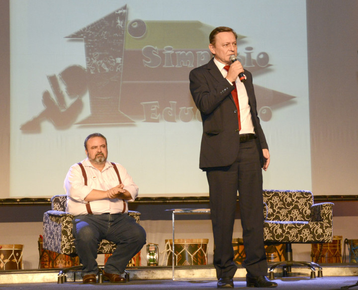 O prefeito Pedro Bigardi e o secretário de Educação, Durval Orlato, durante a abertura