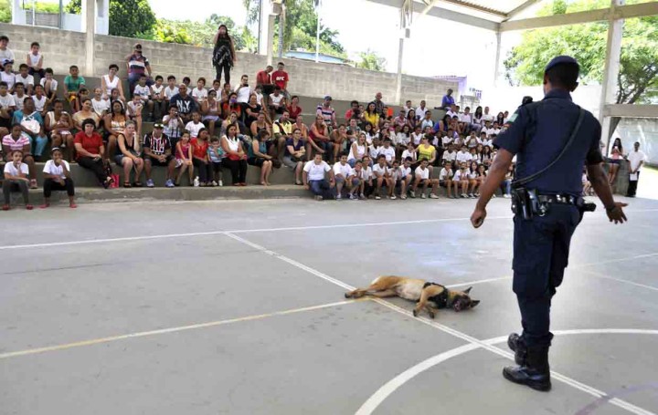 GM apresentou show dog com a cadela Raika aos formandos do Proerd