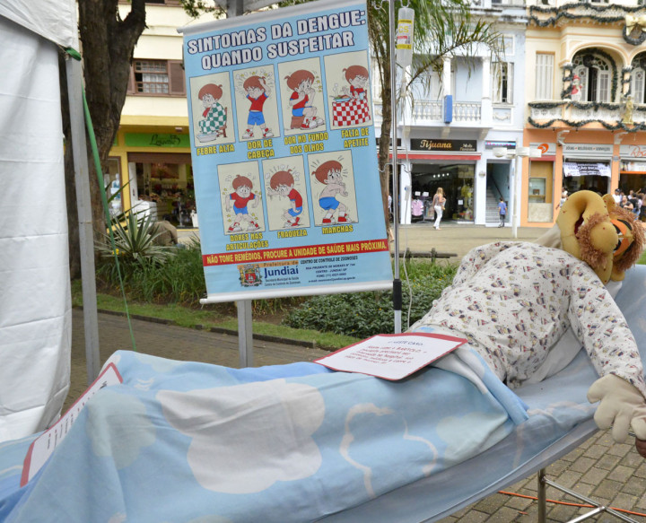 Esquete representando paciente de dengue no “Dia D”: risco aumenta com férias de verão