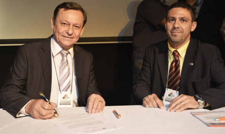 Prefeito com o presidente do CRC durante assinatura do termo de cooperação