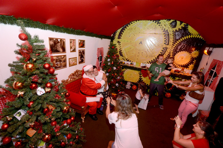 Crianças visitam Papai Noel: espaço todo decorado