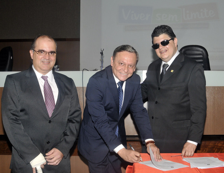Reinaldo e o prefeito Pedro Bigardi: assinatura do Programa Viver Sem Limites