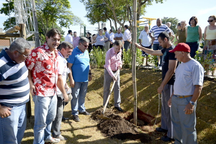 Prefeito Pedro Bigardi plantou Jequitibá- Rosa no local
