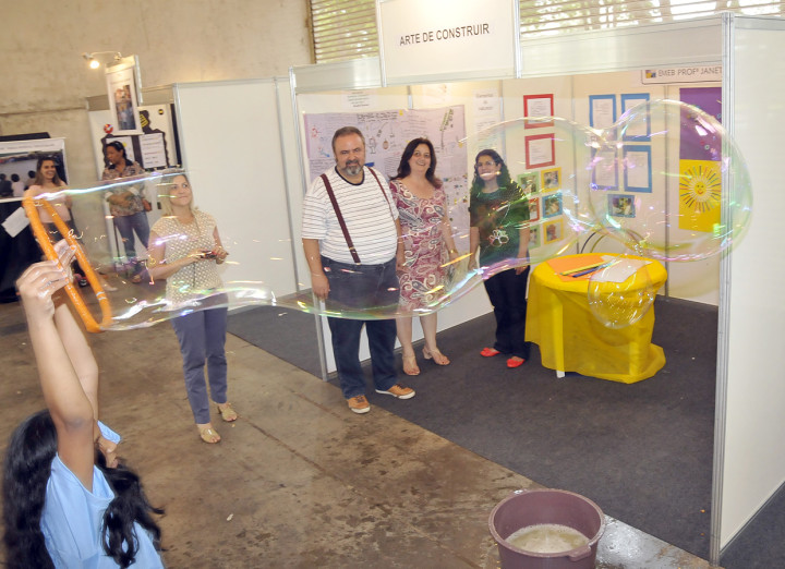 No sábado, o secretário Durval Orlato prestigiou a exposição de trabalhos dos professores