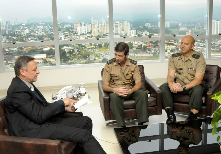 Capitão Preterotto e o tenente Marcos José da Silva, durante visita ao prefeito Pedro Bigardi