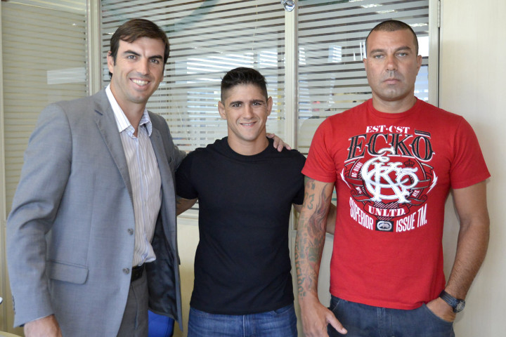 Cristiano Lopes, secretário de Esportes, com o atleta (centro)
