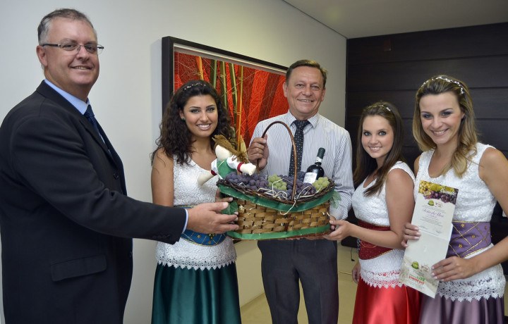 As vinhateiras presentearam o prefeito com uma cesta de uvas e vinho