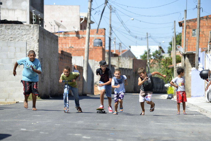 Crianças brincando na rua asfaltada
