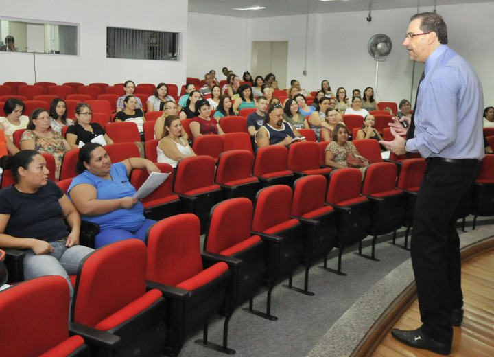 Pedro Braggio fala com servidores da Educação