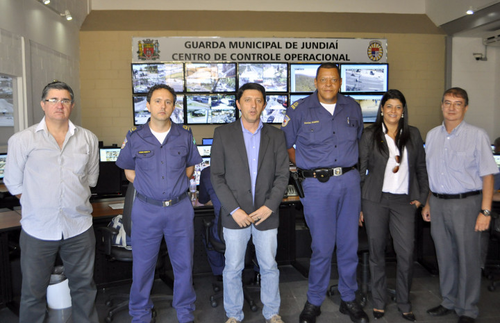 Soares (centro) com representantes de São José dos Campos