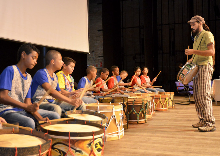 Alunos do Rotary: apresentação com tambores