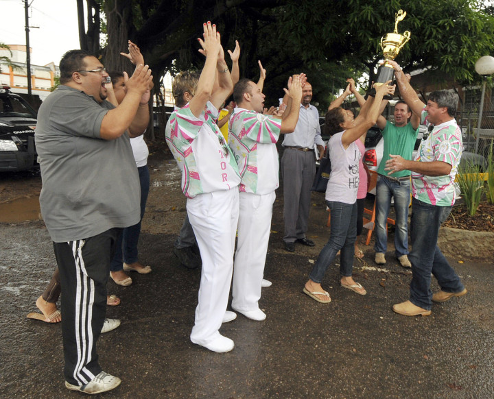 Integrantes da escola bicampeã comemoram título