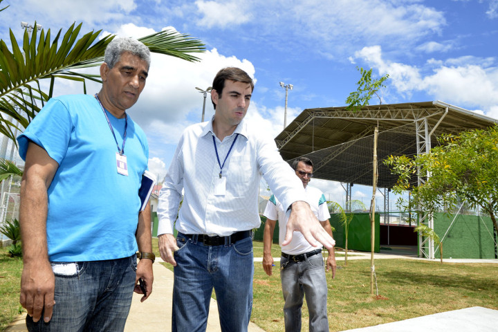 O secretário Cristiano Lopes acompanha de perto as obras do centro esportivo