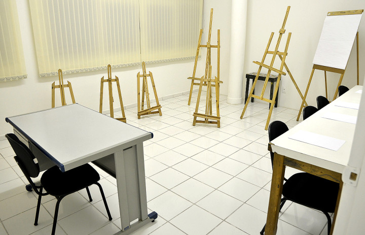 Sala preparada para as aulas de pintura em tela e desenho artístico