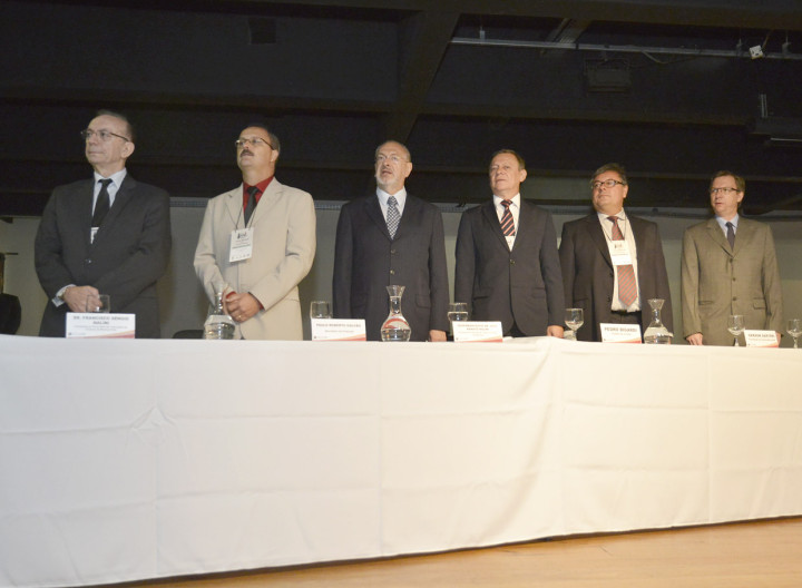 Fórum foi aberto pelo prefeito Pedro Bigardi e autoridades