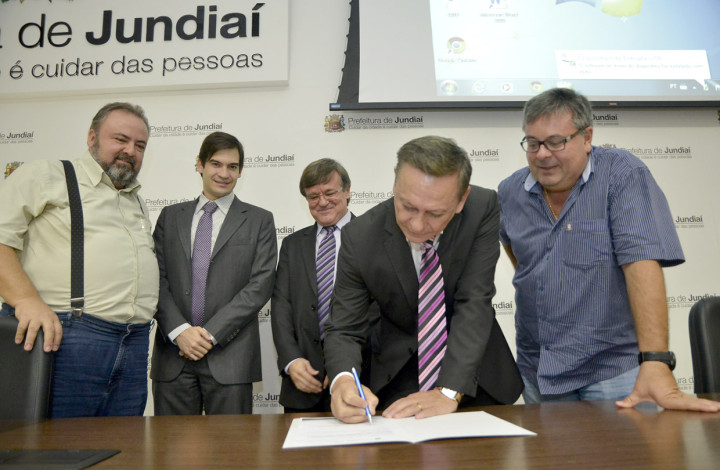 O prefeito Pedro Bigardi assinou contrato nesta quarta-feira (19)