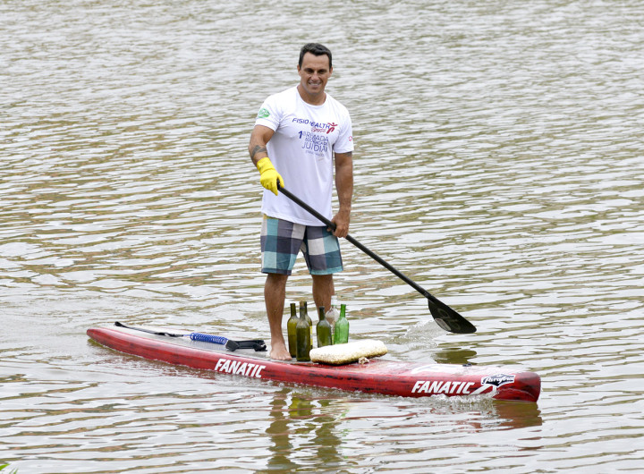 Alex Araújo recolhe lixo na Lagoa do Vale Azul
