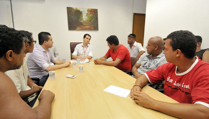 Aguinaldo Leite conversa com funcionários da Gomes Lourenço