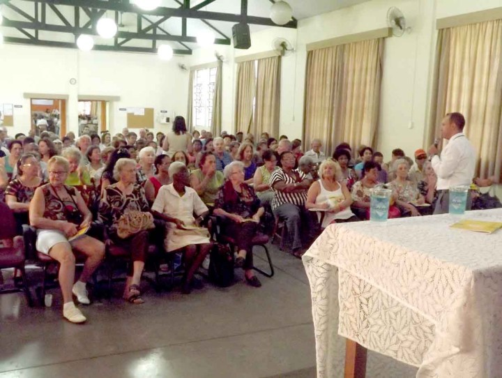O diretor do Procon palestra para mais de cem idosos no Criju