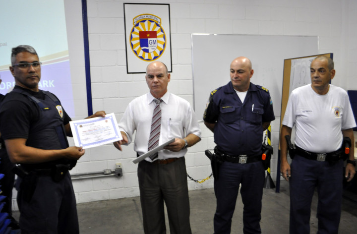 Comandante Ferraz entrega certificado aos guardas
