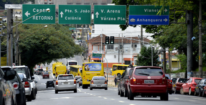 Sequência de placas na rua Vigário JJ Rodrigues orienta vários destinos