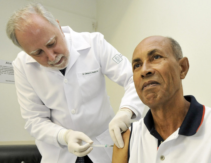 Secretário Gerson Vilhena aplica vacina em Edmundo: imunização