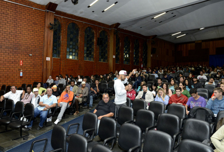 Douglas palestrou no meio do auditório: interação com público