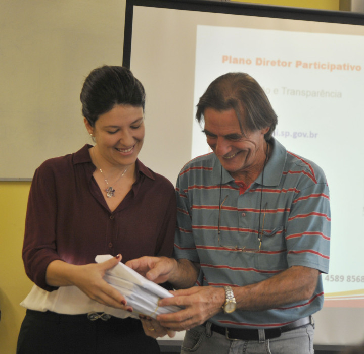 Secretária Daniela da Câmara entregou os formulários aos educadores