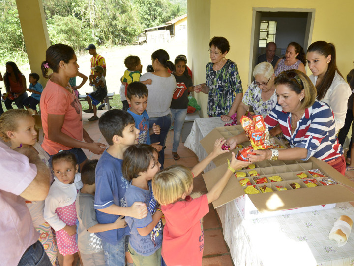 Cerca de 50 crianças receberam chocolates na Capela Santa Marta