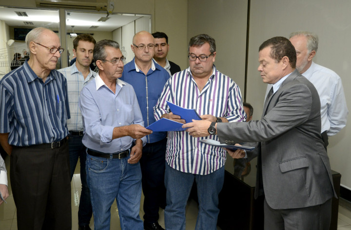 Secretário José Carlos Pires entregou o relatório para os vereadores