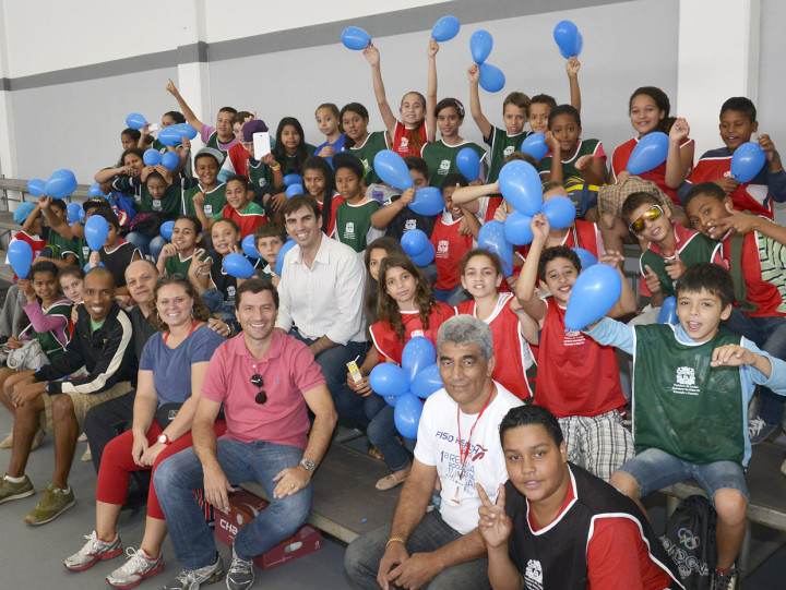 Crianças do Rio Acima fizeram a festa no novo ginásio