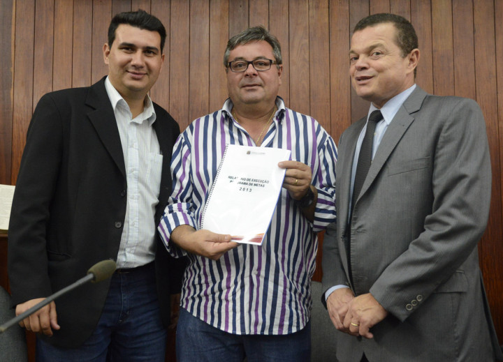 José Carlos Pires entrega relatório do Programa de Metas para o legislativo