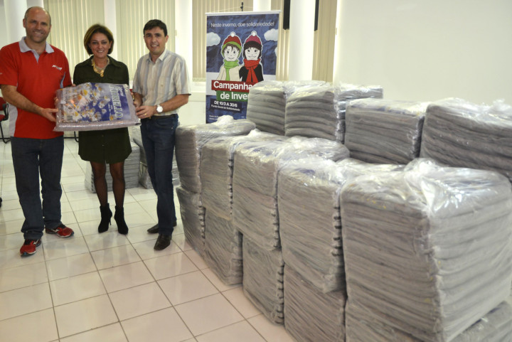 Margarete recebe os 190 cobertores dos empresários