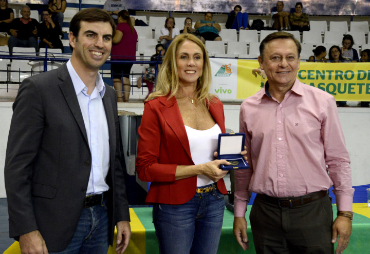Hortência foi homenageada pelo prefeito Pedro Bigardi e pelo secretário Cristiano Lopes