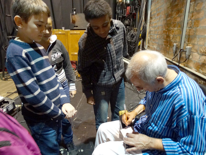 Após o show, o flautista Toninho Carrasqueira deu autógrafos para as crianças