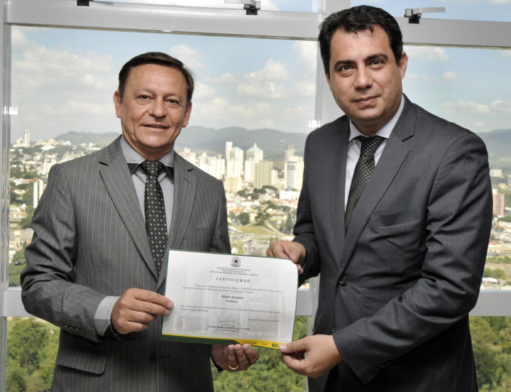 Prefeito Pedro Bigardi recebe certificado de Maurício Rasi