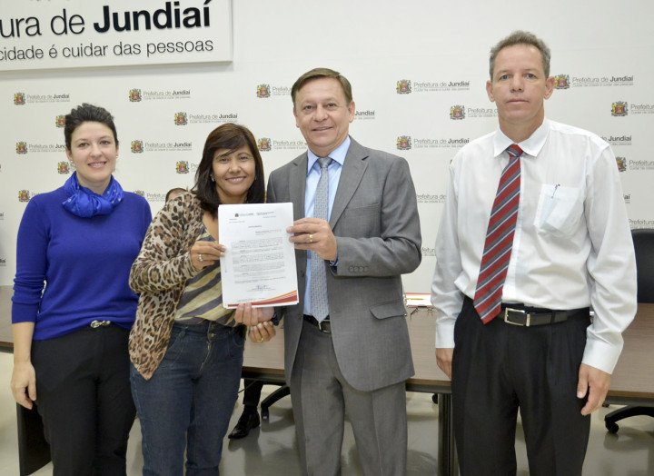 Maria Cristina recebeu o documento em nome dos moradores