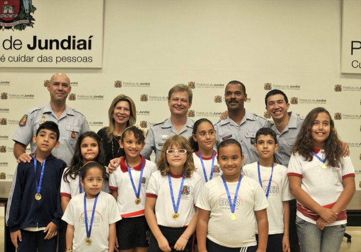 Alunos representando as noves escolas participantes receberam medalha