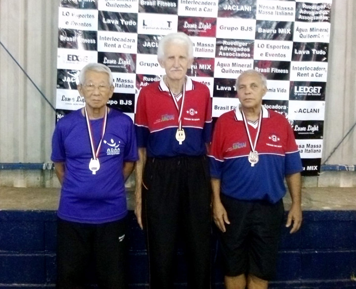 Medalhas: Nestor Schenkel (centro) em 1º e Deli Pereira (à dir.) em 3º