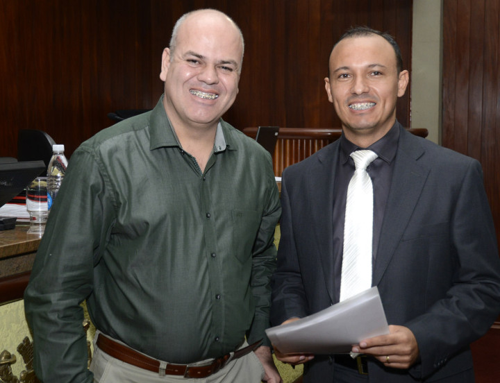 Adílton com o vereador Rogério durante a sessão da Câmara: moção aprovada