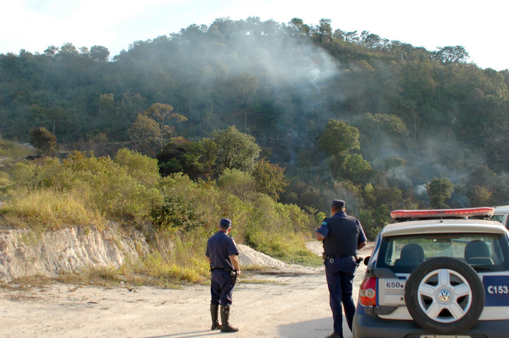 GMs e bombeiros controlam incêndio no Morro da Baleia