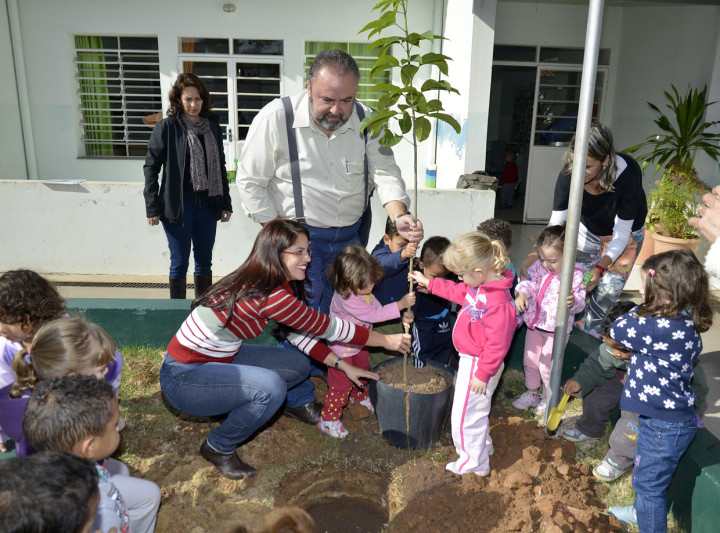 O secretário Durval Orlato acompanhou o plantio na Emeb do Jardim Tamoio