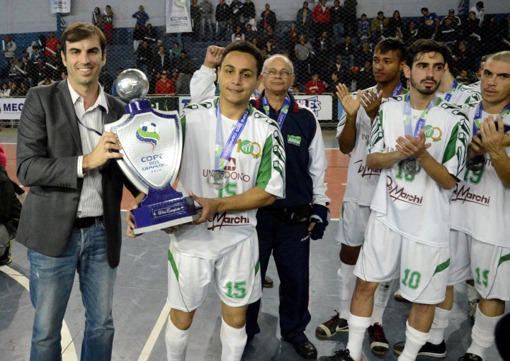 Cristiano Lopes entregou o troféu aos vice-campeões