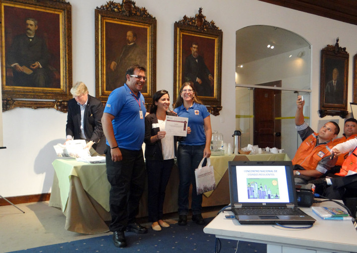 Equipe da Defesa Civil recebe certificado de Laura Lopes, da ONU