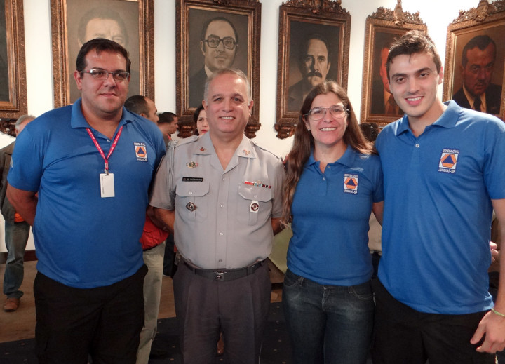 Equipe de Jundiaí com o coordenador estadual da Defesa Civil