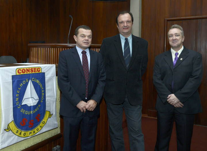 O secretário da Casa Civil com representantes do Conseg e do Estado