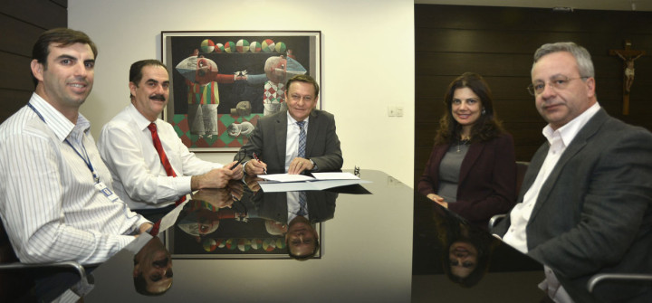 O prefeito Pedro Bigardi e o secretário Cristiano Lopes com representantes da CEF